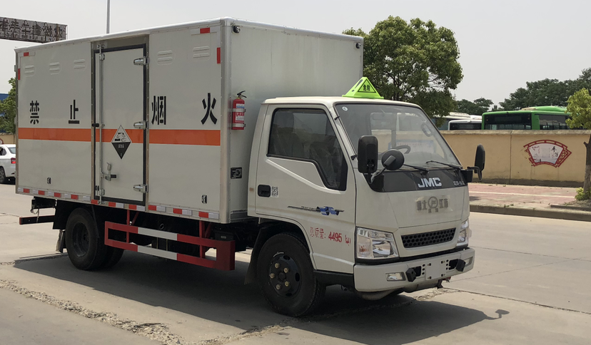 第10批次JDF5040XFWJ5腐蝕性物品廂式運(yùn)輸車