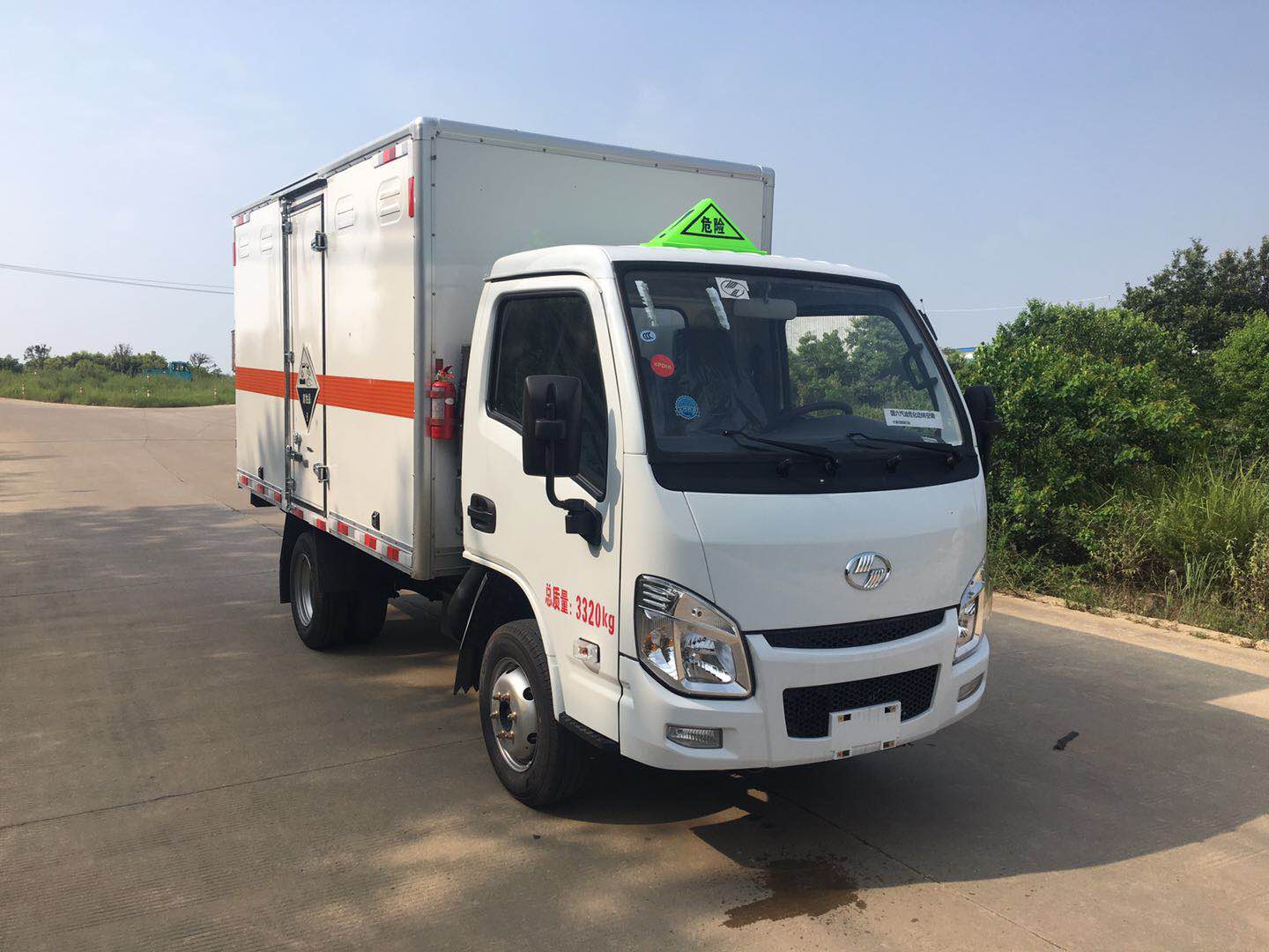 第14批次EZW5033XFWS6腐蝕性物品廂式運(yùn)輸車